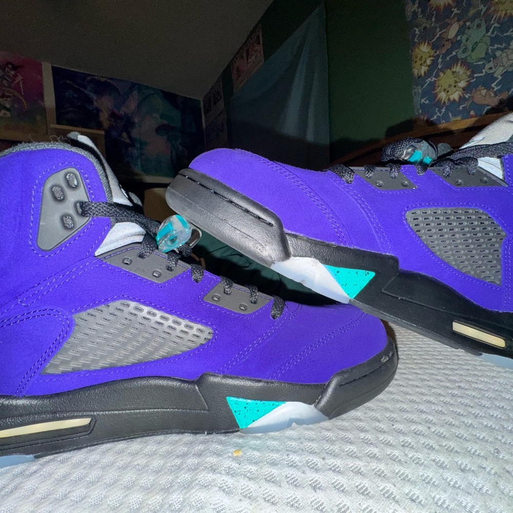 Jordan retro 5’s Alternate Grape size 10.5